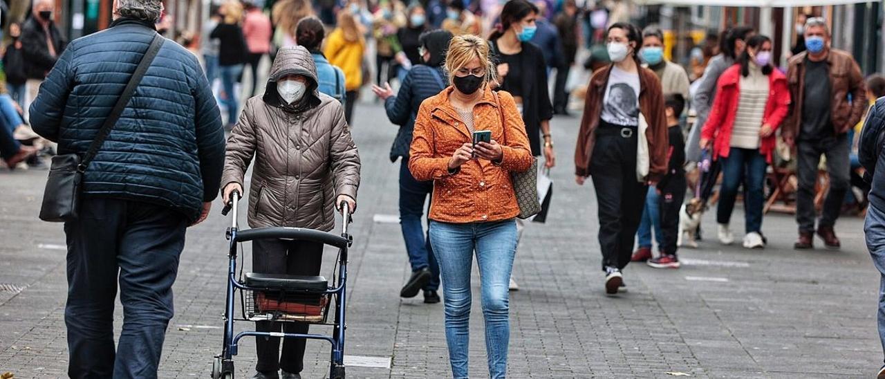 Personas con mascarilla paseando por el centro de La laguna.
