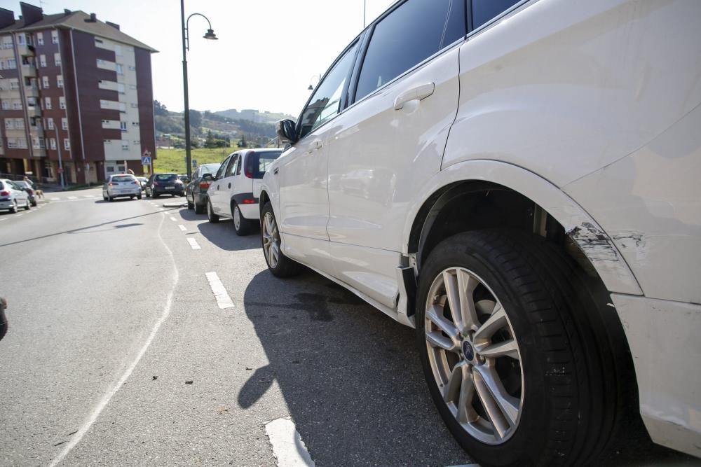 Los coches dañados por un vehículo en La Luz, Avilés