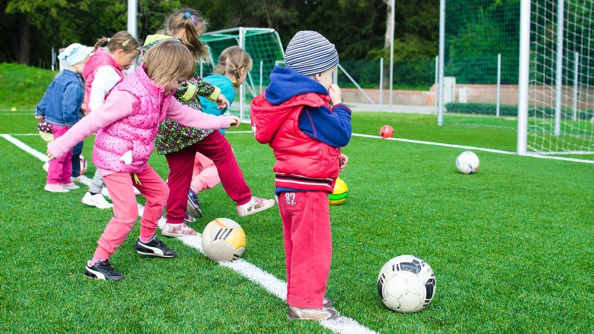 Niños jugando a fútbol.