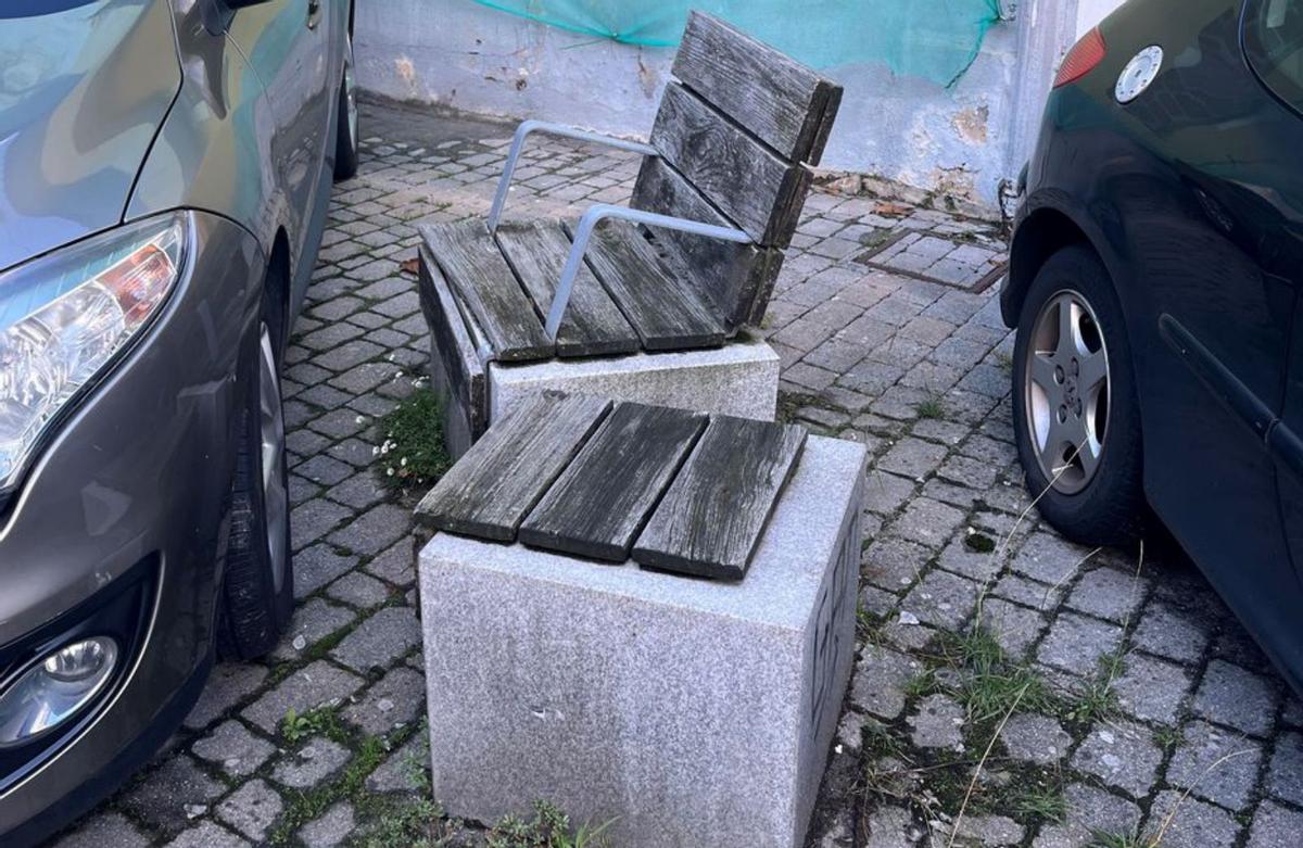 Arriba, tramo de línea amarilla al inicio de avenida Rueiro y, abajo, banco inutilizado por  la proximidad de coches. | L.O.