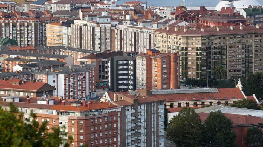 Edificios de Avilés vistos desde la ermita de La Luz.