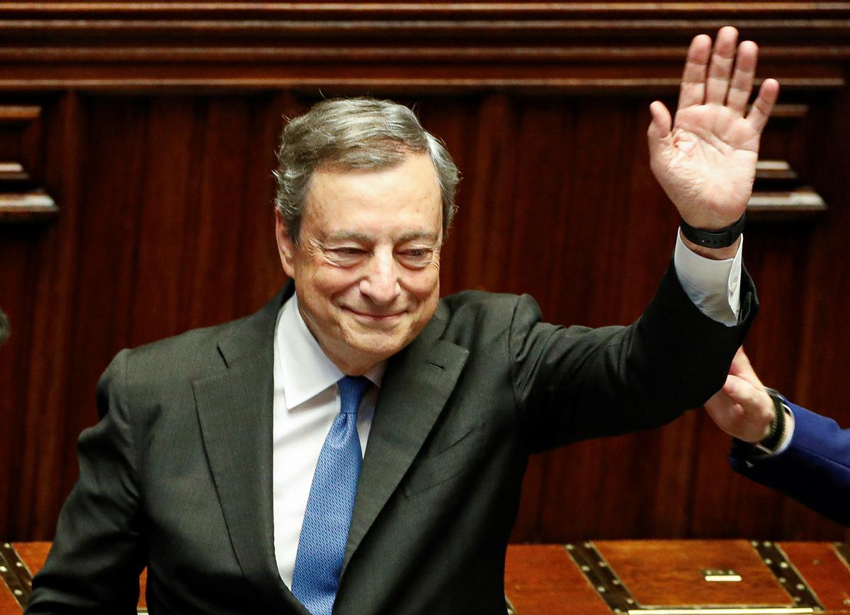 Draghi se dirige a los presentes en la cámara baja del Parlamento italiano, antes del voto de confianza