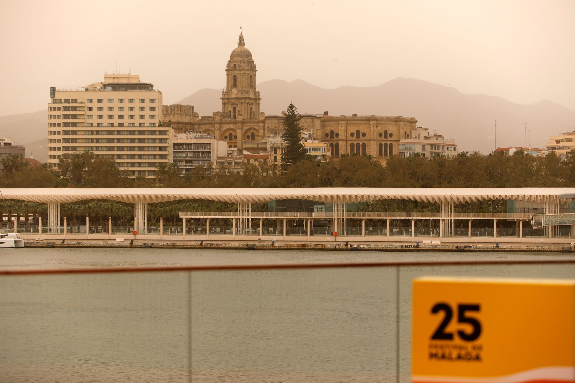 La calima vuelve a cubrir los cielos de Málaga