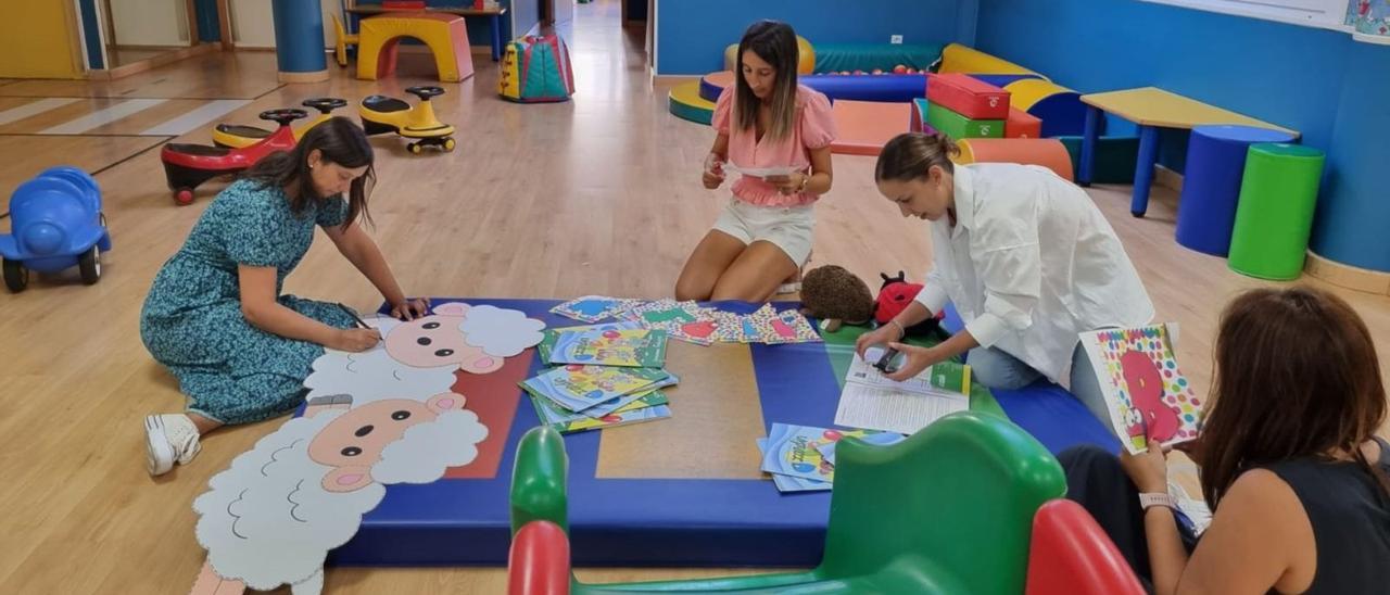 Profesionales de la Escuela Infantil O Xardín ultiman los detalles para el regreso de los alumnos al centro.