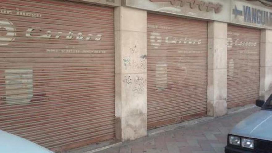 Un comercio abandonado en Monóvar genera quejas vecinales