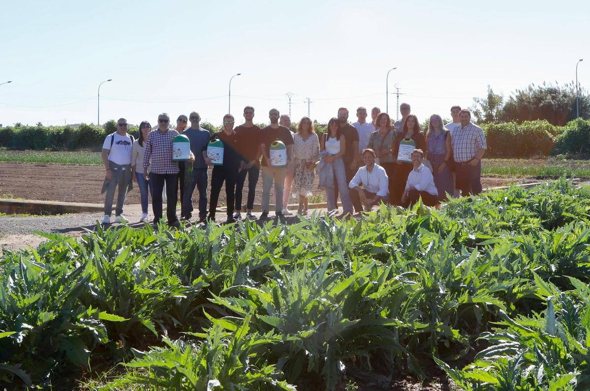 Foto grupal de los asistentes junto a Camarena y Misinos.