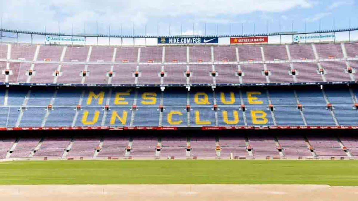 El Camp Nou ya tiene medio césped colocado