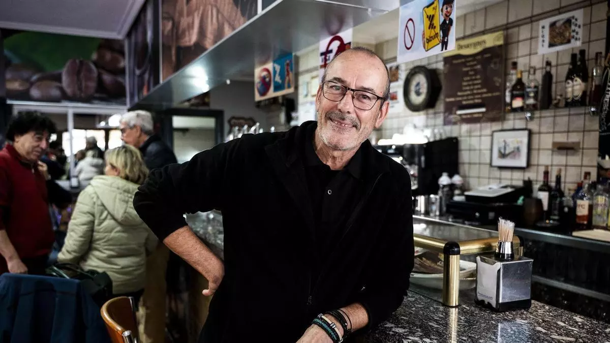El último cañeo en el Zani: se jubila Enrique Carrero y Cáceres dice adiós a su bar de toda la vida