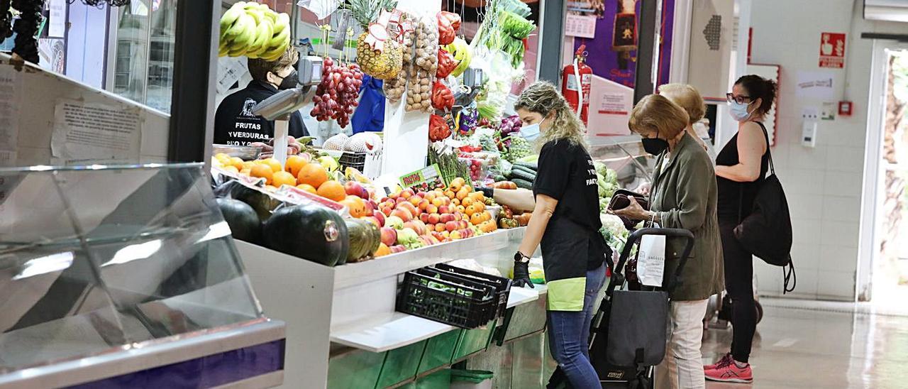 Los vendedores del Mercado, este lunes, trabajando como un día cualquiera. | ANTONIO AMORÓS