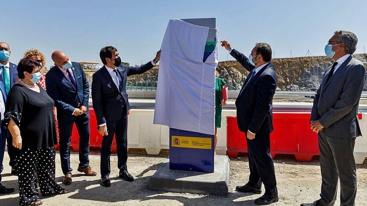 El ministro Abalós y el consejero Suárez-Quiñones inauguran la SG-20 descubriendo un monolito. | Ical