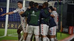 Los jugadores del Nacional paraguayo celebran un gol.