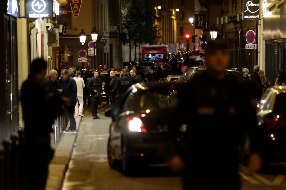 Un hombre ataca con un cuchillo a varias personas en París