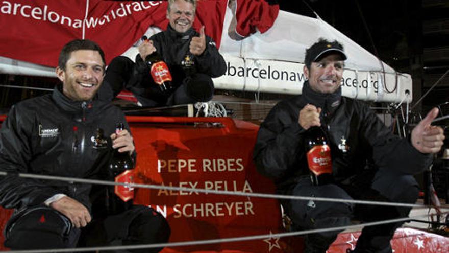 El Imoca Open 60 español &quot;Estrella Damm&quot;, tripulado por el alicantino Pepe Ribes (dcha), el barcelonés Alex Pella (c) y el estadounidense Stan Schreyer, a su llegada al puerto de Barcelona tras establecer un nuevo récord transoceánico de navegación al cubrir las 3.670 millas náuticas (6.800 Km.) del recorrido desde Nueva York en 12 días, 6 horas, 3 minutos y 48 segundos.