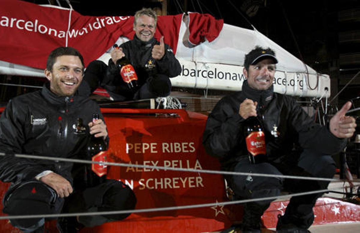 El Imoca Open 60 español "Estrella Damm", tripulado por el alicantino Pepe Ribes (dcha), el barcelonés Alex Pella (c) y el estadounidense Stan Schreyer, a su llegada al puerto de Barcelona tras establecer un nuevo récord transoceánico de navegación al cubrir las 3.670 millas náuticas (6.800 Km.) del recorrido desde Nueva York en 12 días, 6 horas, 3 minutos y 48 segundos.