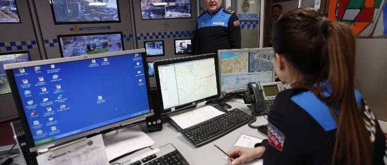 El intendente Víctor Manuel Rodríguez, en el centro de control de tráfico.