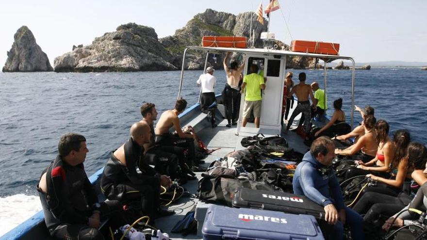 Un grup de submarinistes preparant-se per anar a bussejar a les illes Medes