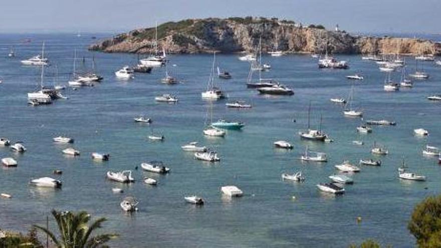 Embarcaciones fondeadas en la bahía de Talamanca.