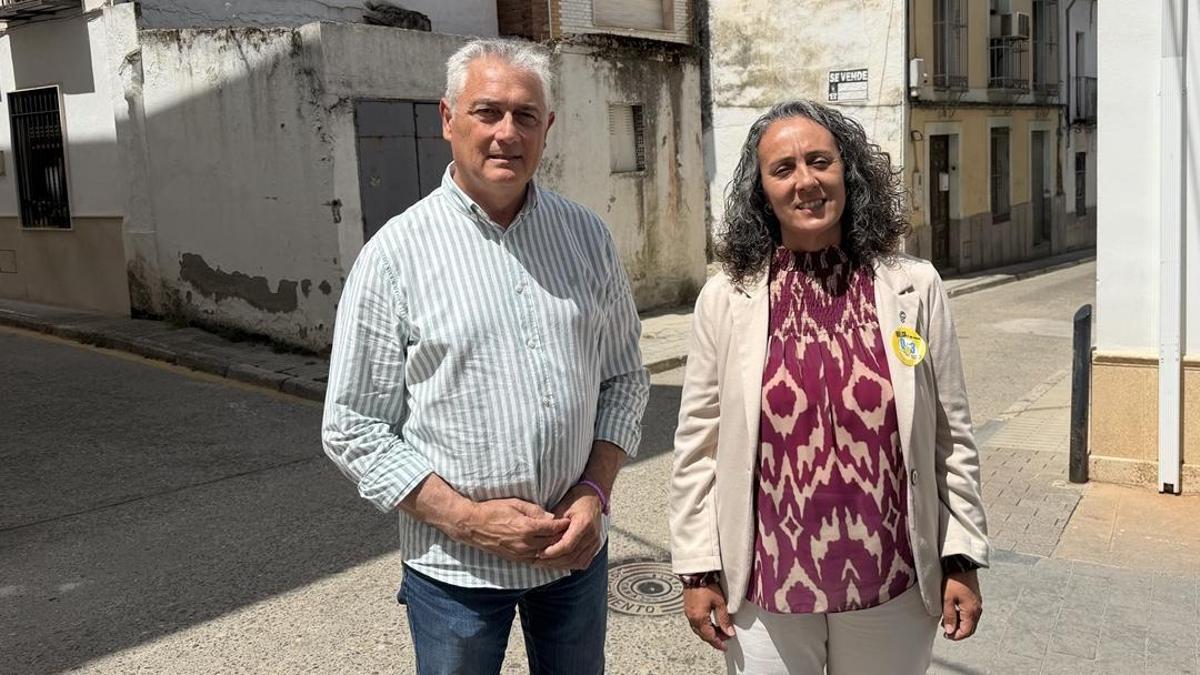 La candidata de Por Andalucía al Parlamento andaluz por Córdoba, Rosa María Rodríguez, junto al alcalde de IU en Fernán Núñez, Alfonso Alcaide.