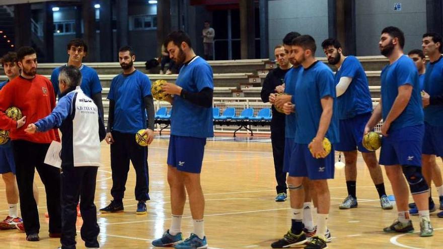 Una sesión de entrenamiento del Teucro en el Pabellón Municipal. // Rafa Vázquez