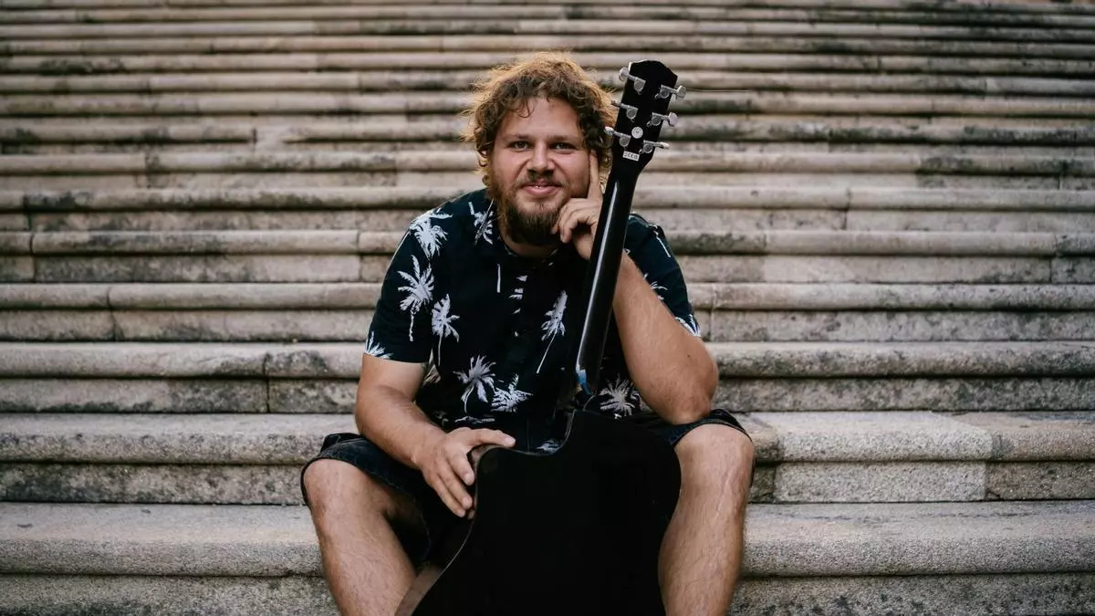 Pedro Sol, el músico brasileño que alegra las noches de Ourense con su guitarra