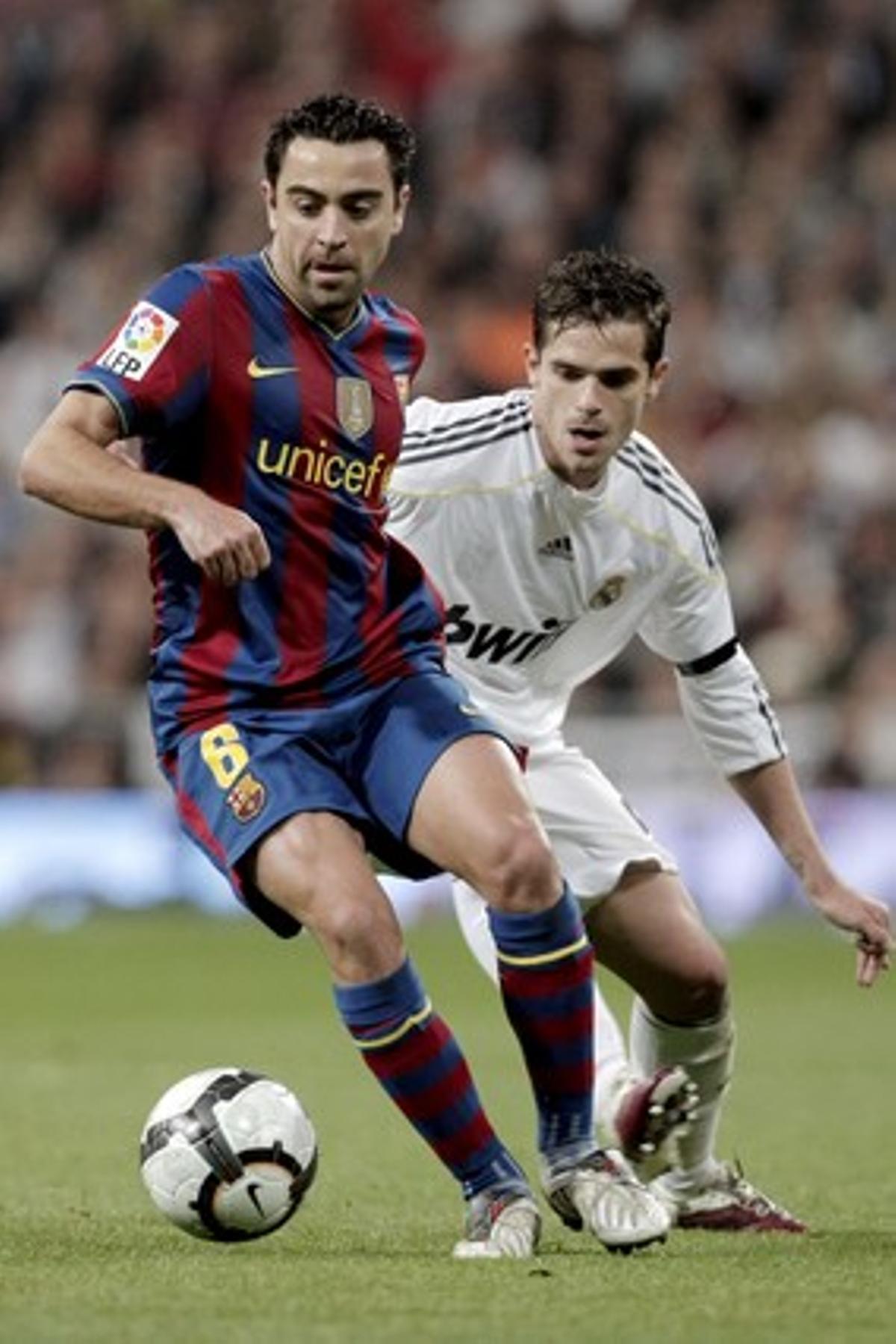 Xavi protegeix la pilota davant la pressió de Gago, durant el Madrid-Barça del 10 d’abril. Xavi protegeix la pilota davant la pressió de Gago, durant el Madrid-Barça del 10 d’abril.