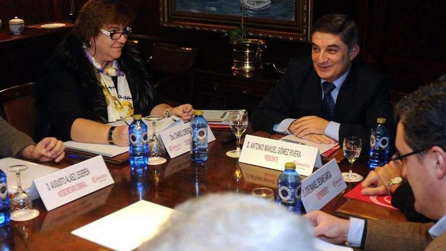 Rosario &quot;Charo&quot; Lorenzo y Antonio Gómez Rivera durante una reunión en la Cámara en 2012. // FdV