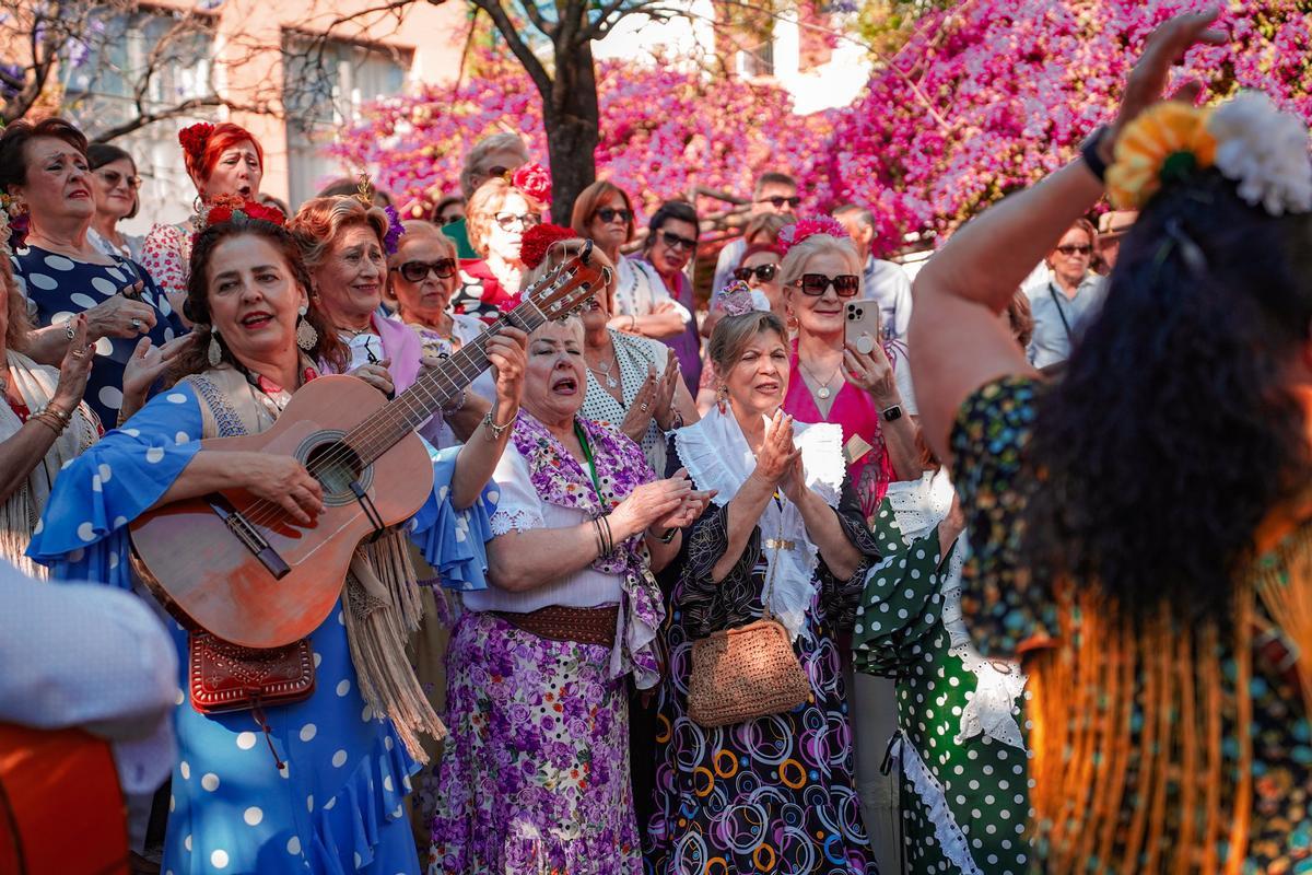 La salida de las hermandades del Rocío de Sevilla, en imágenes