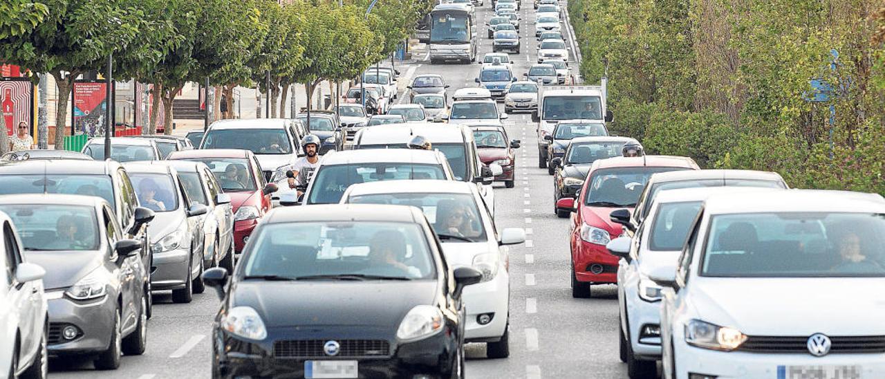 Coches circulando por una de las avenidas principales de la ciudad de Alicante, en una imagen de archivo.