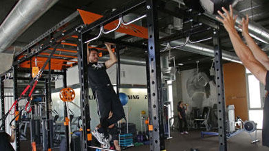 Varias personas realizan ejercicios en el centro Profitness.