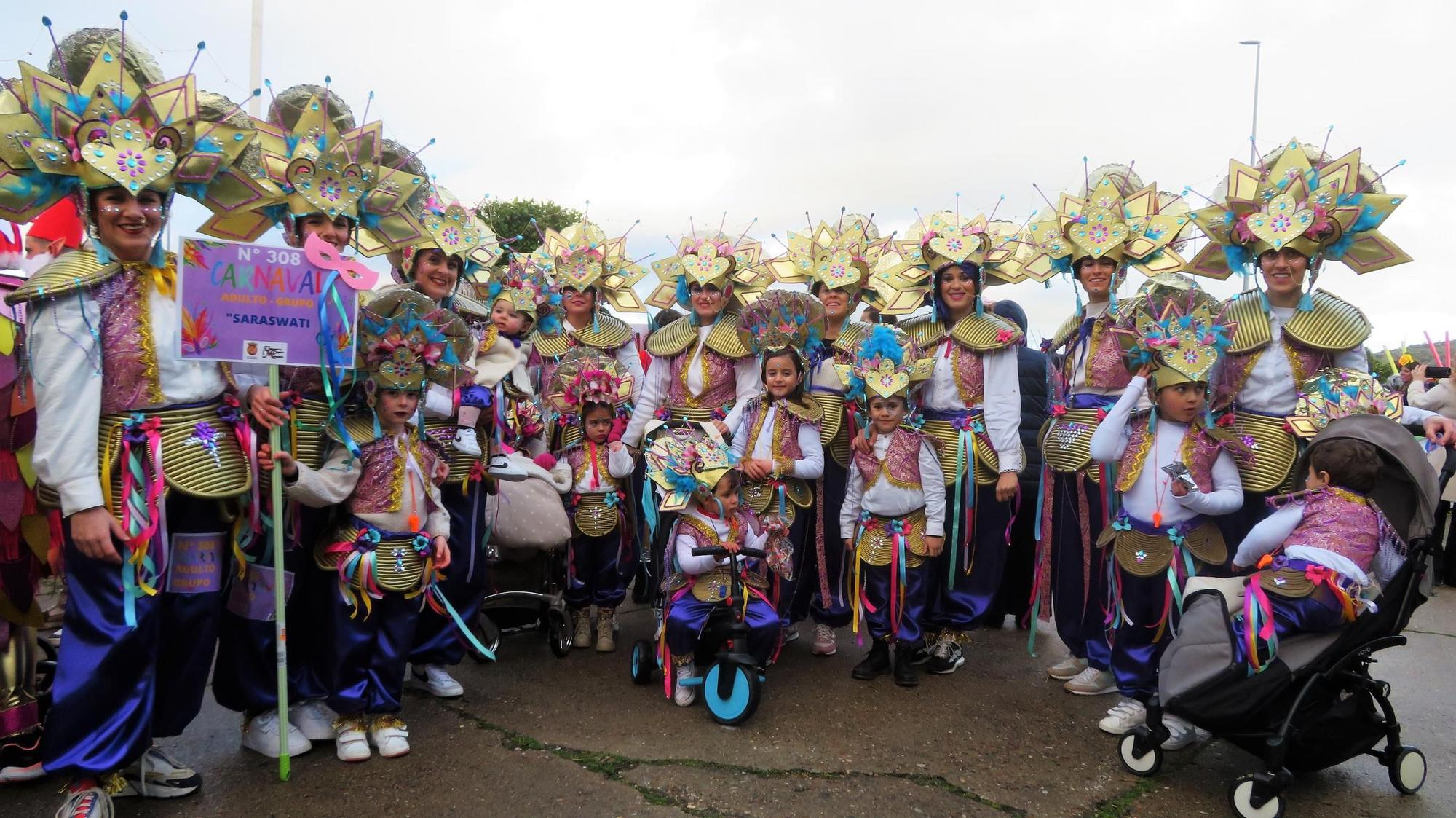 Multitudinario y colorido pasacalles de Carnaval en Monesterio