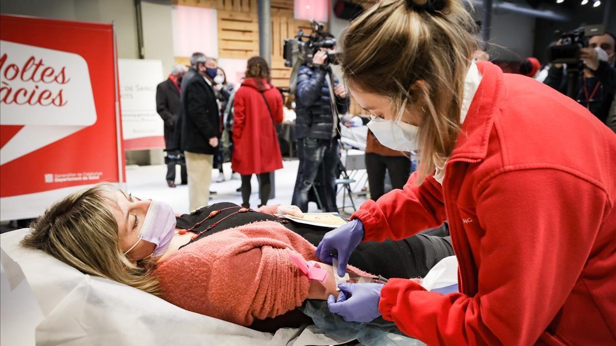 La consellera de Sanitat, Alba Vergés, participando en la maratón de donantes de sangre. 