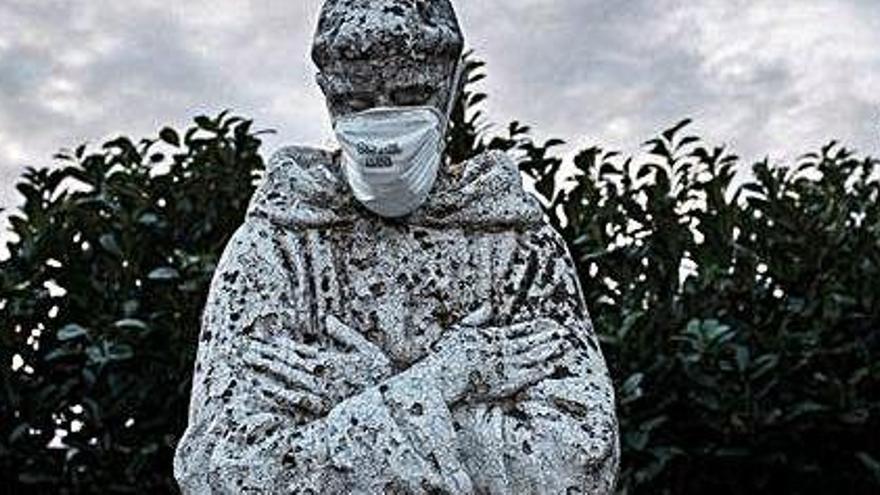Una estàtua del patró d&#039;Itàlia, sant Francesc, amb una màscara, a la ciutat de San Fiorano, tancada a causa del coronavirus