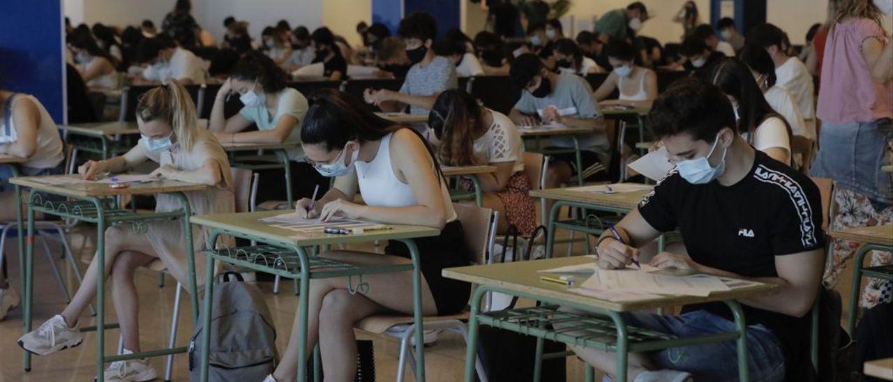 Los estudiantes durante la prueba de Selectividad.