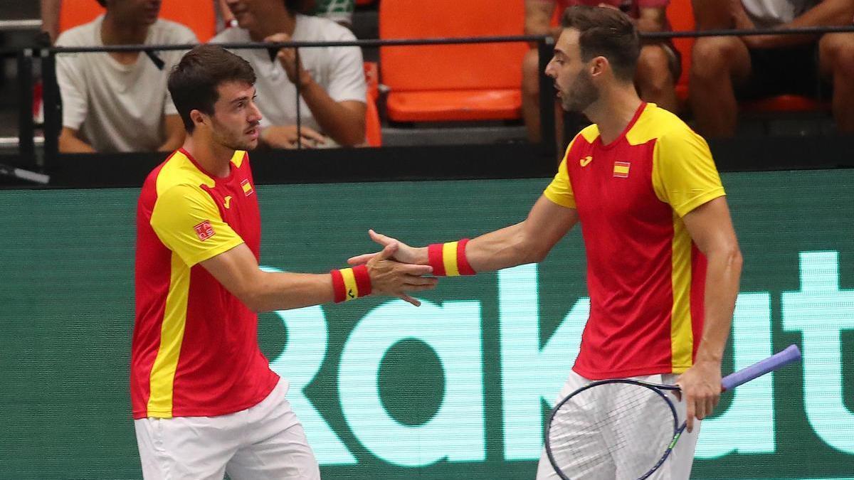 Pedro Martínez Portero y Marcel Granollers, en el partido de dobles