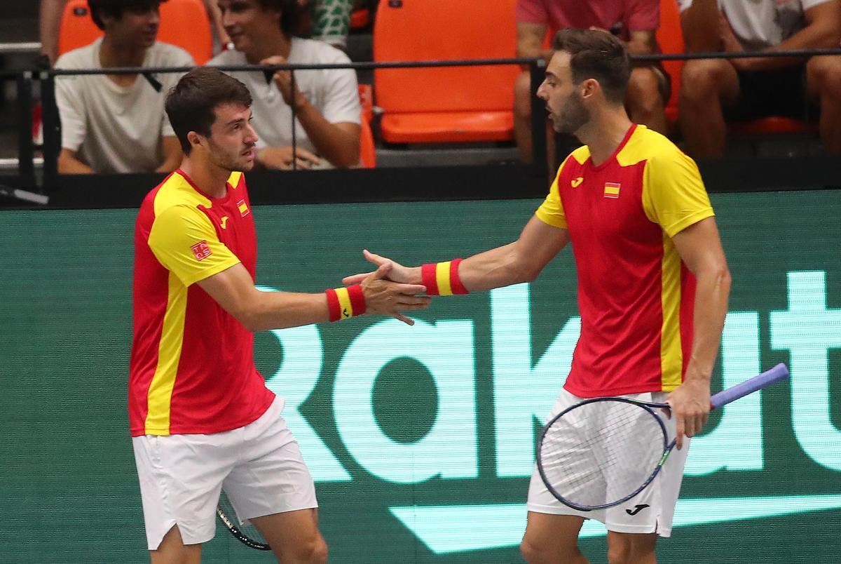 Pedro Martínez Portero y Marcel Granollers, en el partido de dobles