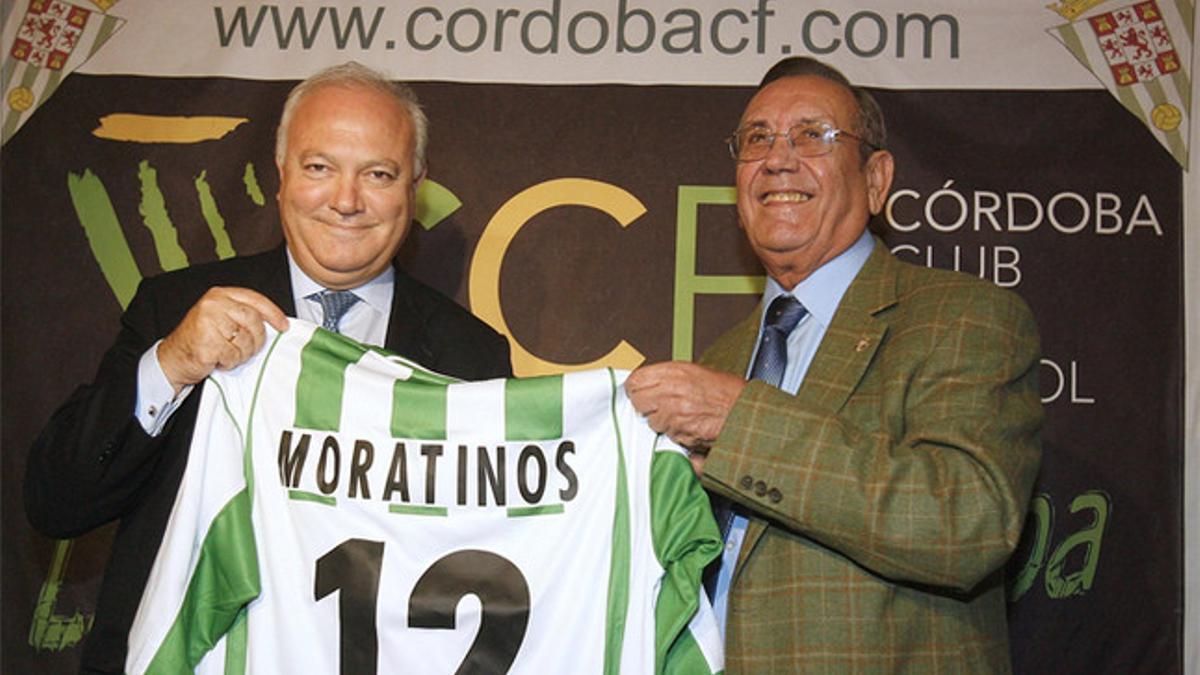 El ex presidente del Córdoba CF, Rafael Campanero (derecha), en una imagen de octubre de 2007 junto al que fuera ministro de Asuntos Exteriores Miguel Ángel Moratinos