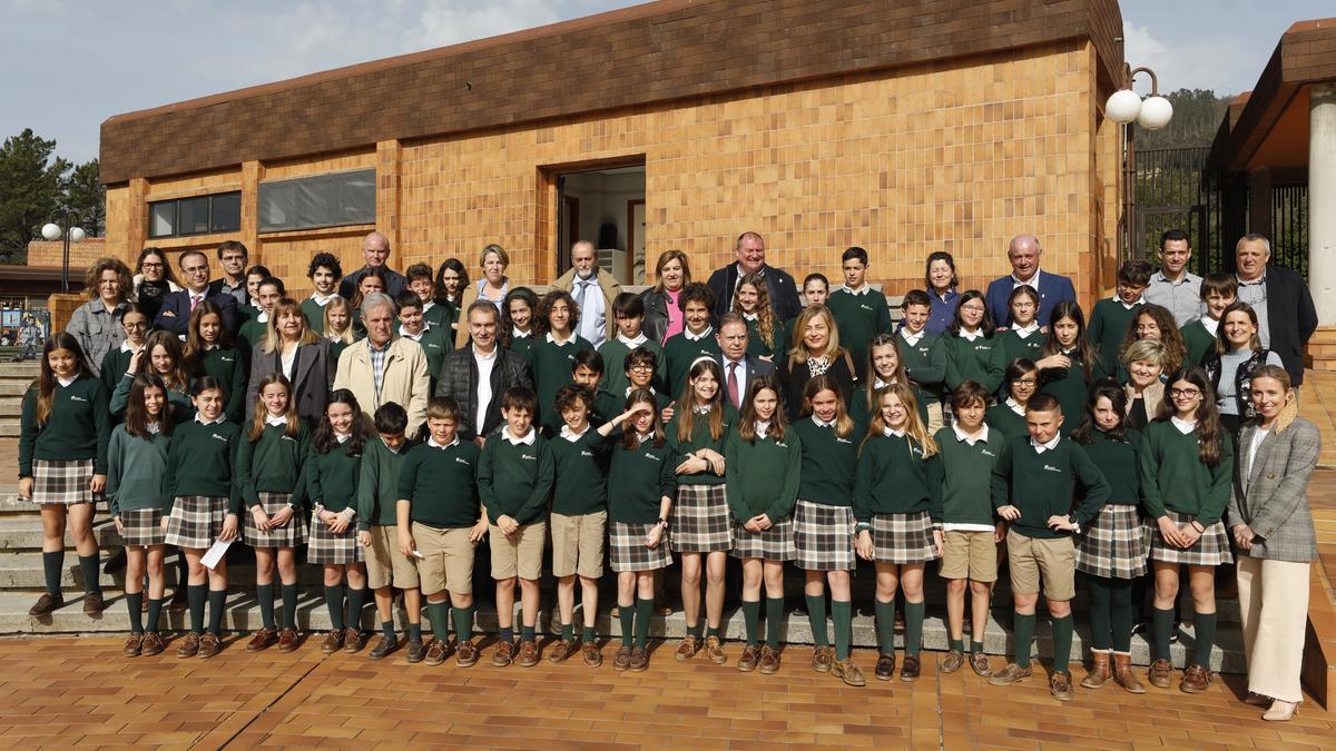 La visita de los alcaldes asturianos al colegio de Las Teresianas de Oviedo