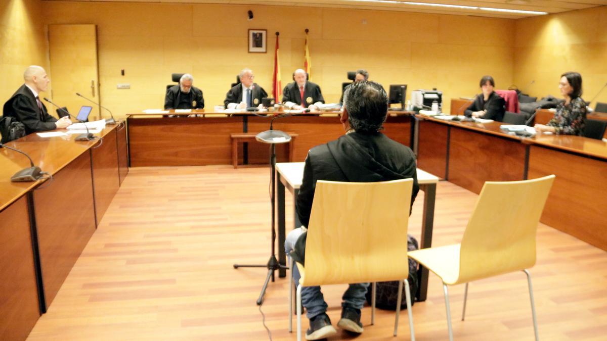 D'esquenes, l'acusat de violar la neboda a Caldes de Malavella.