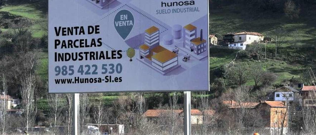 Cartel de venta de parcelas en el polígono de Reicastro, en Mieres, vacío ocho años después de su urbanización.