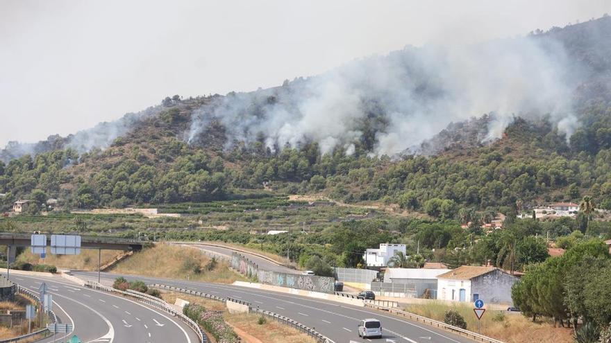 El incendio de la Vall d'Uixó se aproxima a la autovía por la zona de Betxí