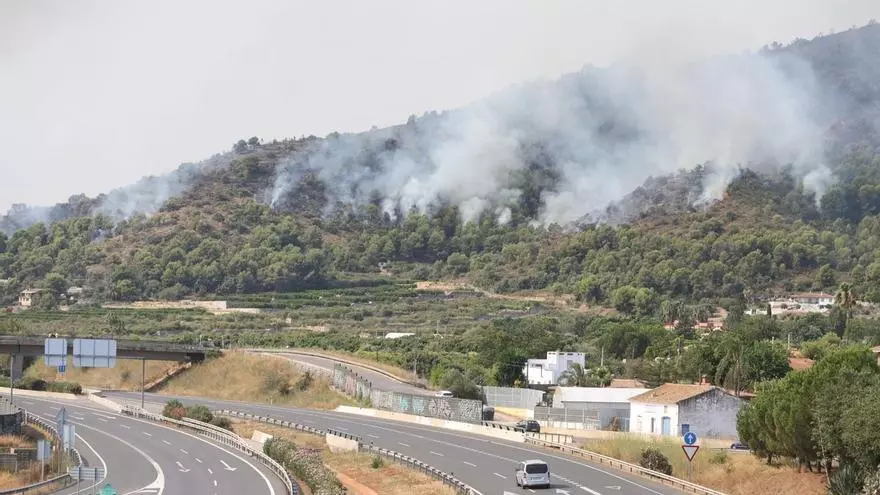 El incendio de la Vall d’Uixó se acerca a la autovía por Betxí