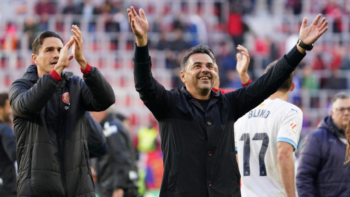 Míchel junto a sus jugadores celebrando la victoria ante CA Osasuna