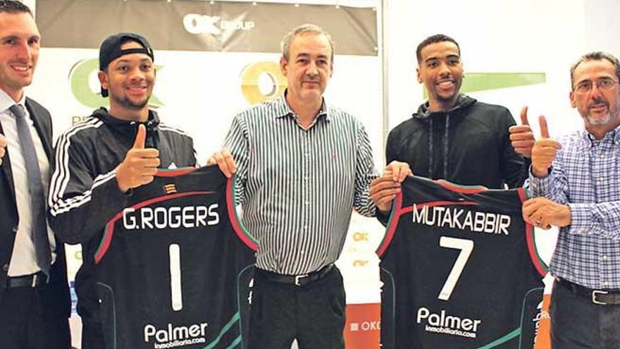 Rogers y Mutakabbir posan ayer con la camiseta del Palma Air Europa en la sede de OK Group.