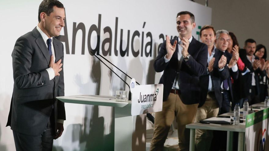 Los miembros de la Junta Directiva Autonómica del PP aplauden a Juanma Moreno en la reunión de ayer.