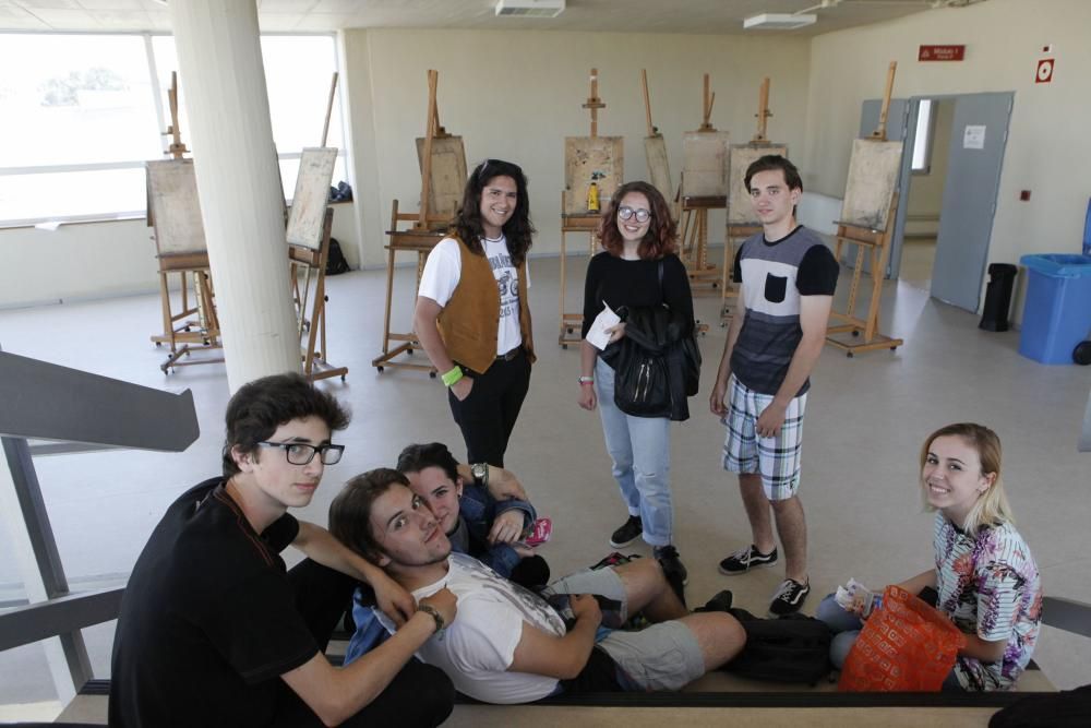 Alumnos del IES de la Laboral haciendo el examen de Dibujo Artístico en le PAU