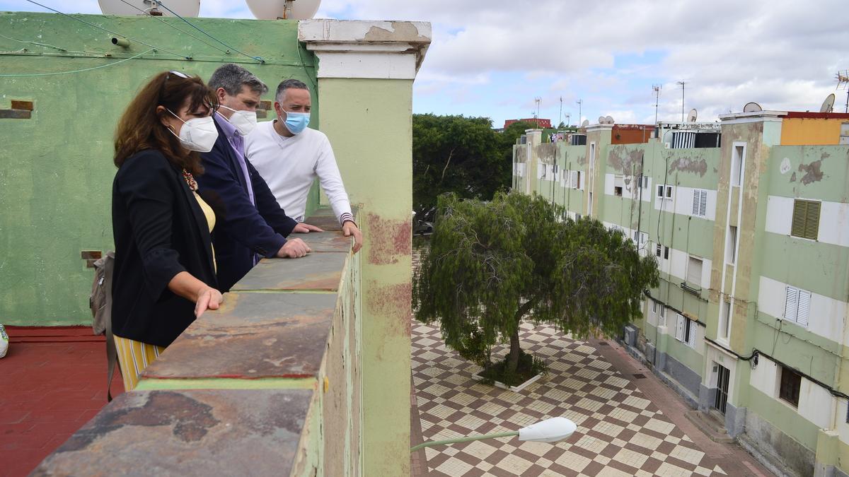 Conchi Monzón, de Vivienda del Cabildo, y Javier Doreste, de Urbanismo, junto a vecinos en Lomo Apolinario.