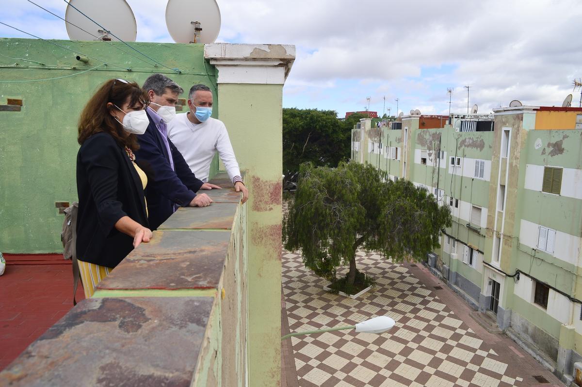 Conchi Monzón, de Vivienda del Cabildo, y Javier Doreste, de Urbanismo, junto a vecinos en Lomo Apolinario.