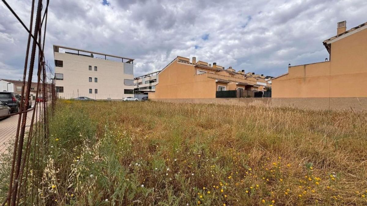 Solar permutado donde irá el nuevo aparcamiento junto al colegio de Loriguilla.