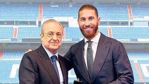 Florentino Pérez y Sergio Ramos, en el acto de despedida