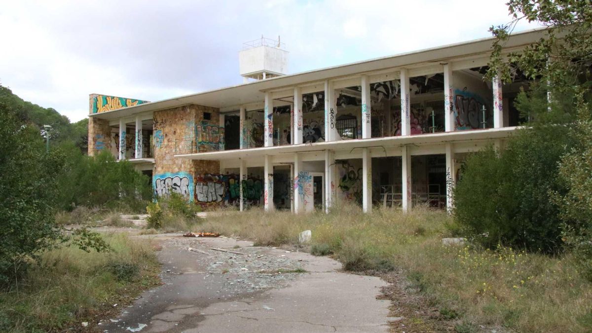 L'edifici principal de Radio Liberty dissenyat per l'arquitecte Agustí Borrell i Sensat.
